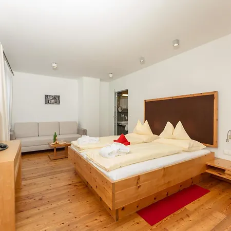 Ramsauhof Pool & Wellness מלון